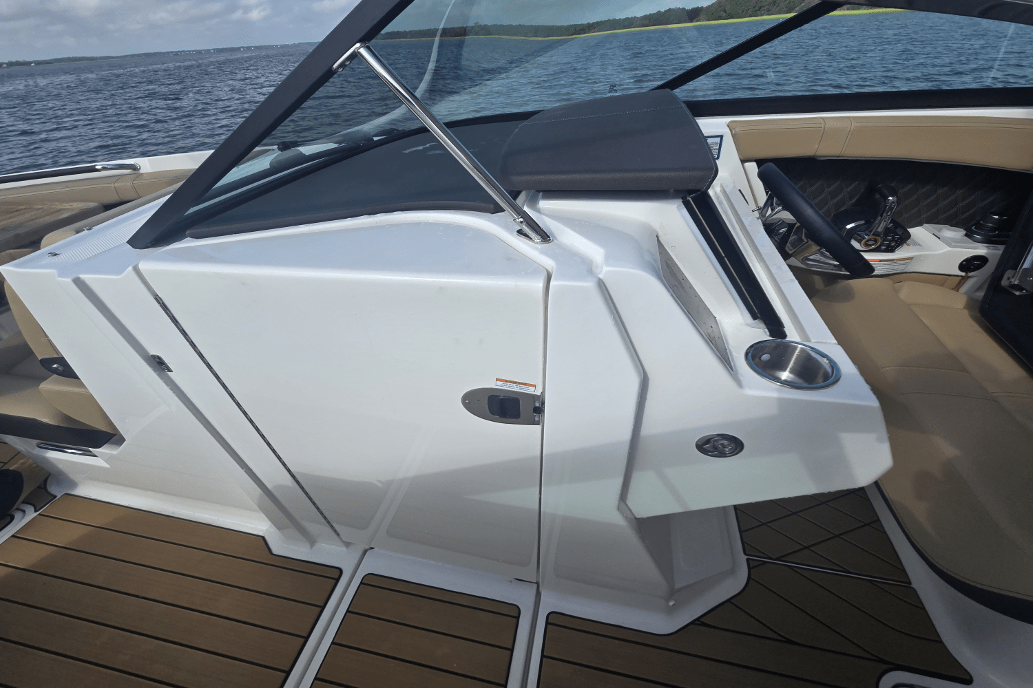 2025 Sea Ray SLX 350 Outboard Image Thumbnail #32