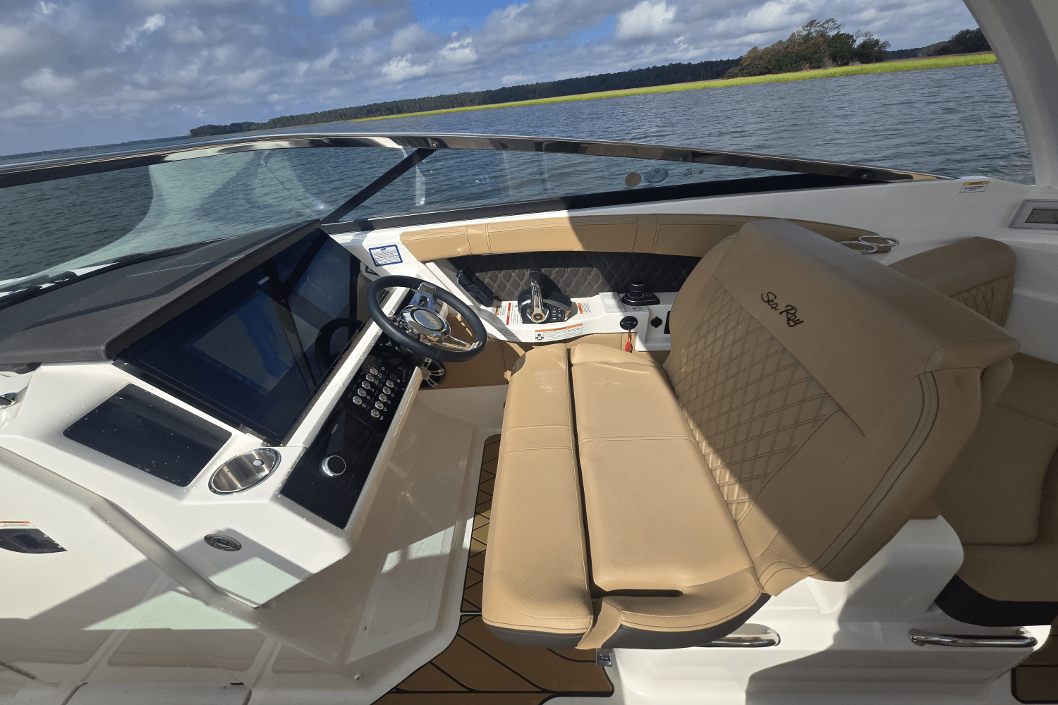 2025 Sea Ray SLX 350 Outboard Image Thumbnail #25