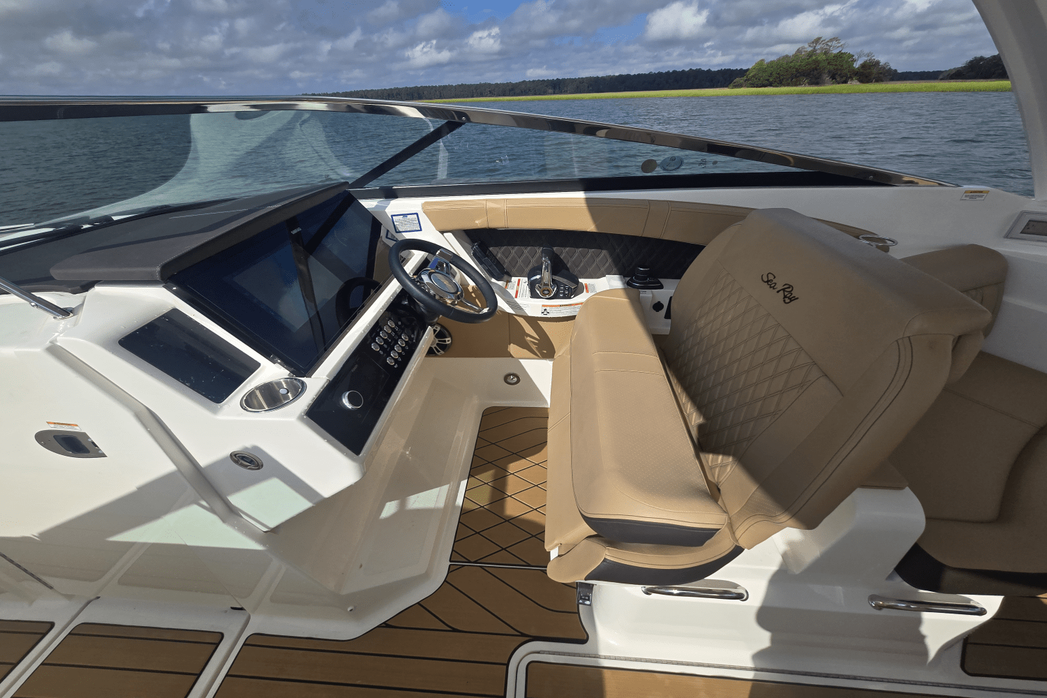 2025 Sea Ray SLX 350 Outboard Image Thumbnail #26