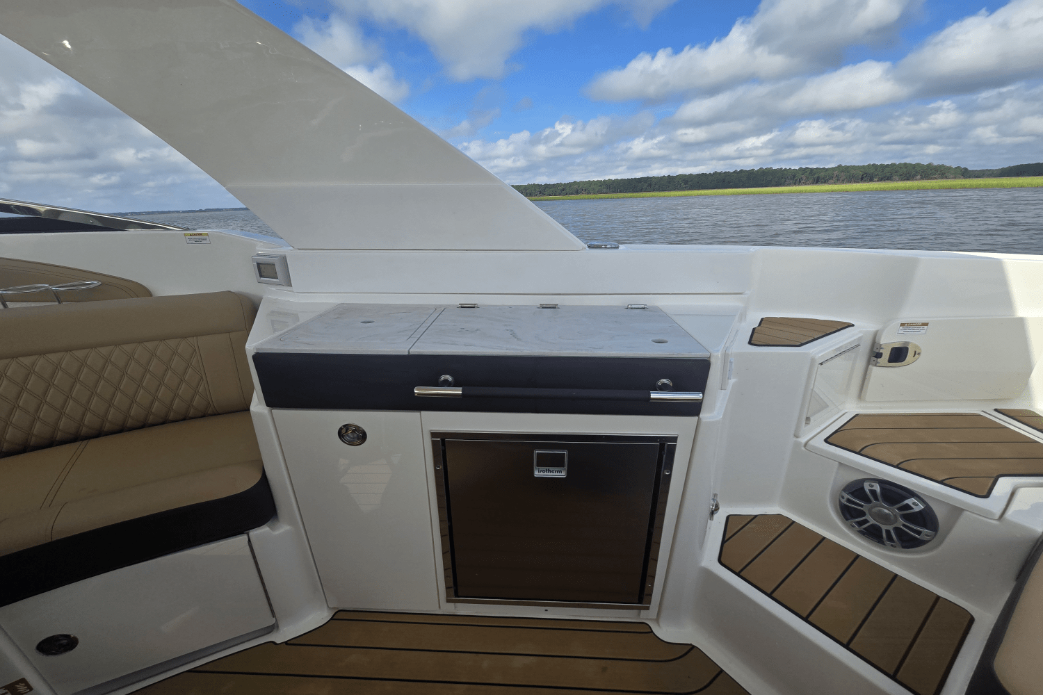 2025 Sea Ray SLX 350 Outboard Image Thumbnail #15