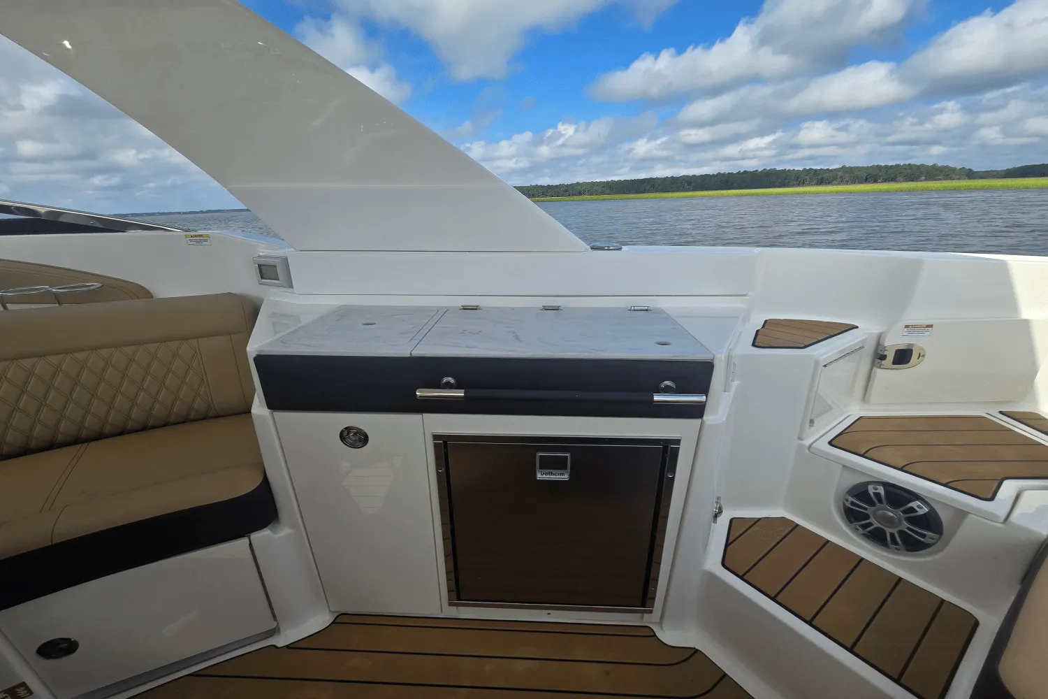 2025 Sea Ray SLX 350 Outboard Image Thumbnail #14