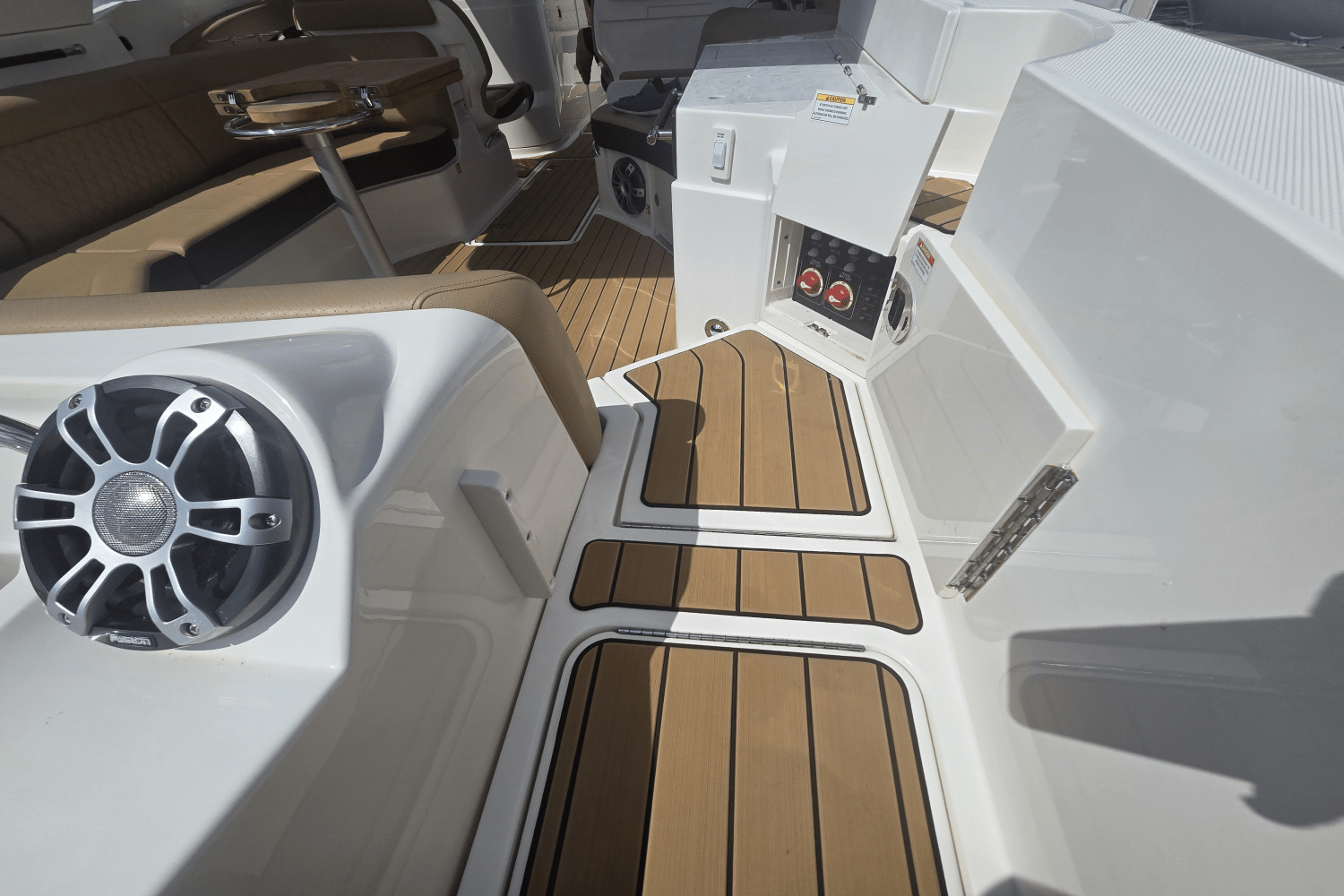 2025 Sea Ray SLX 350 Outboard Image Thumbnail #9