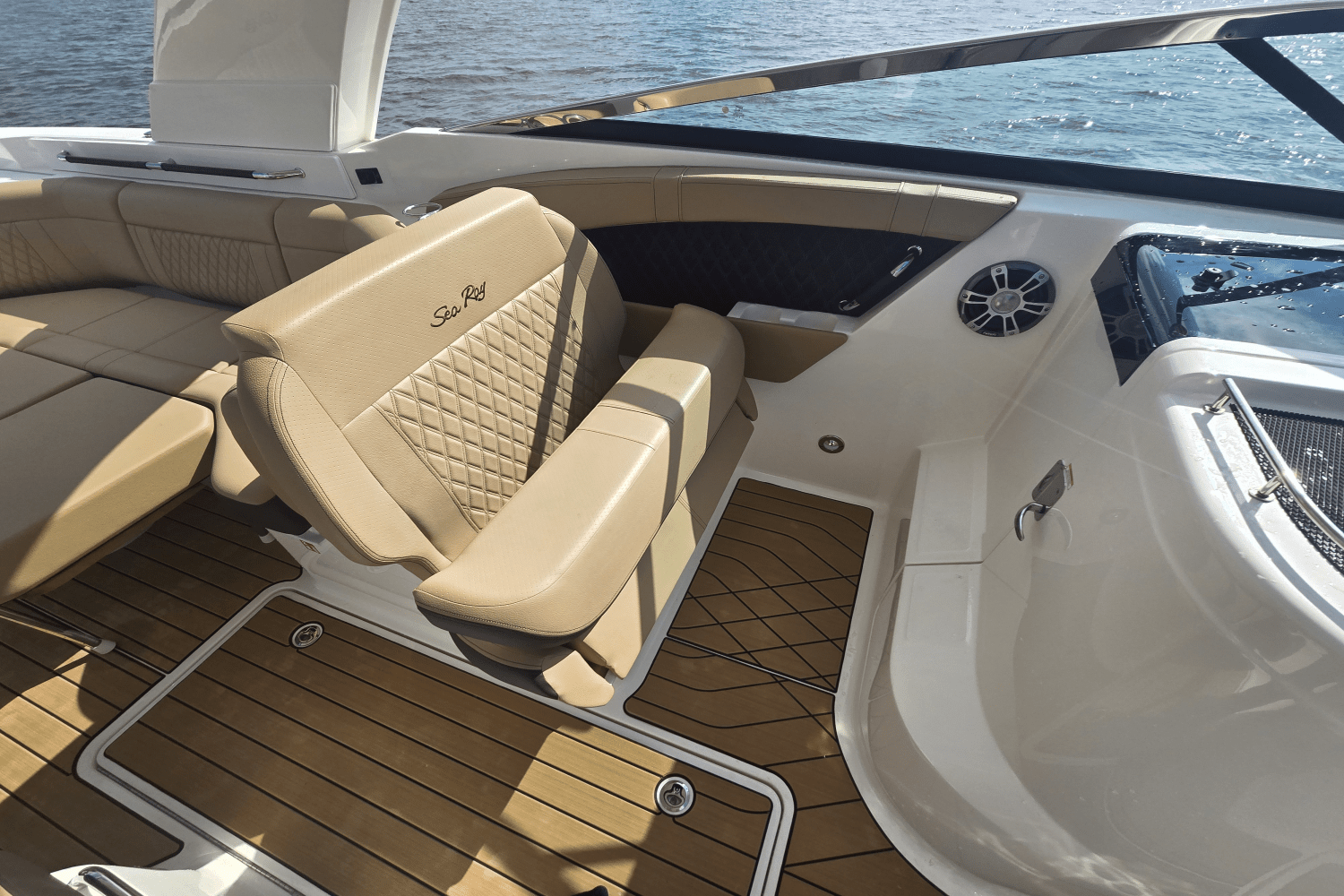 2025 Sea Ray SLX 350 Outboard Image Thumbnail #34