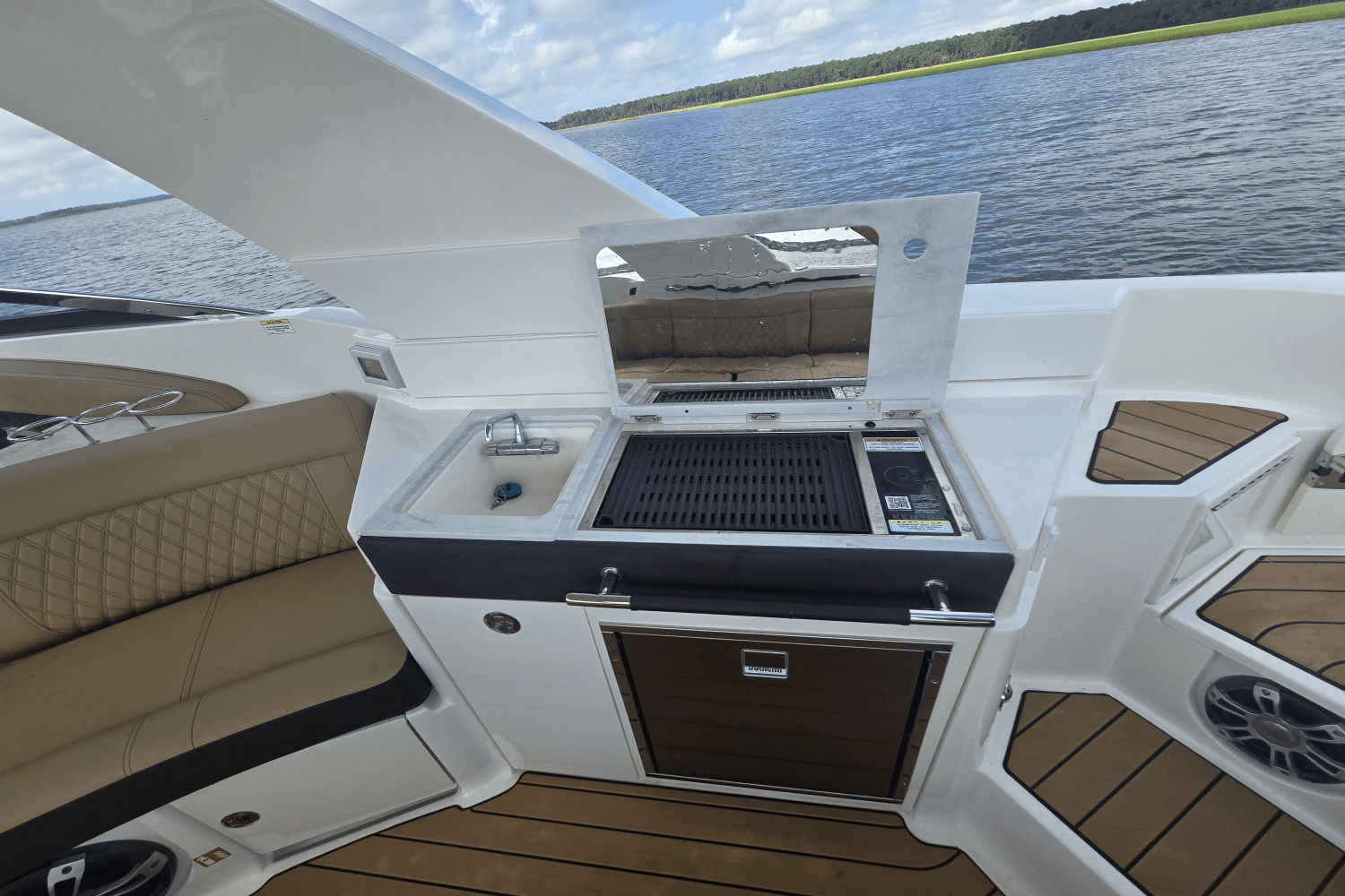 2025 Sea Ray SLX 350 Outboard Image Thumbnail #16