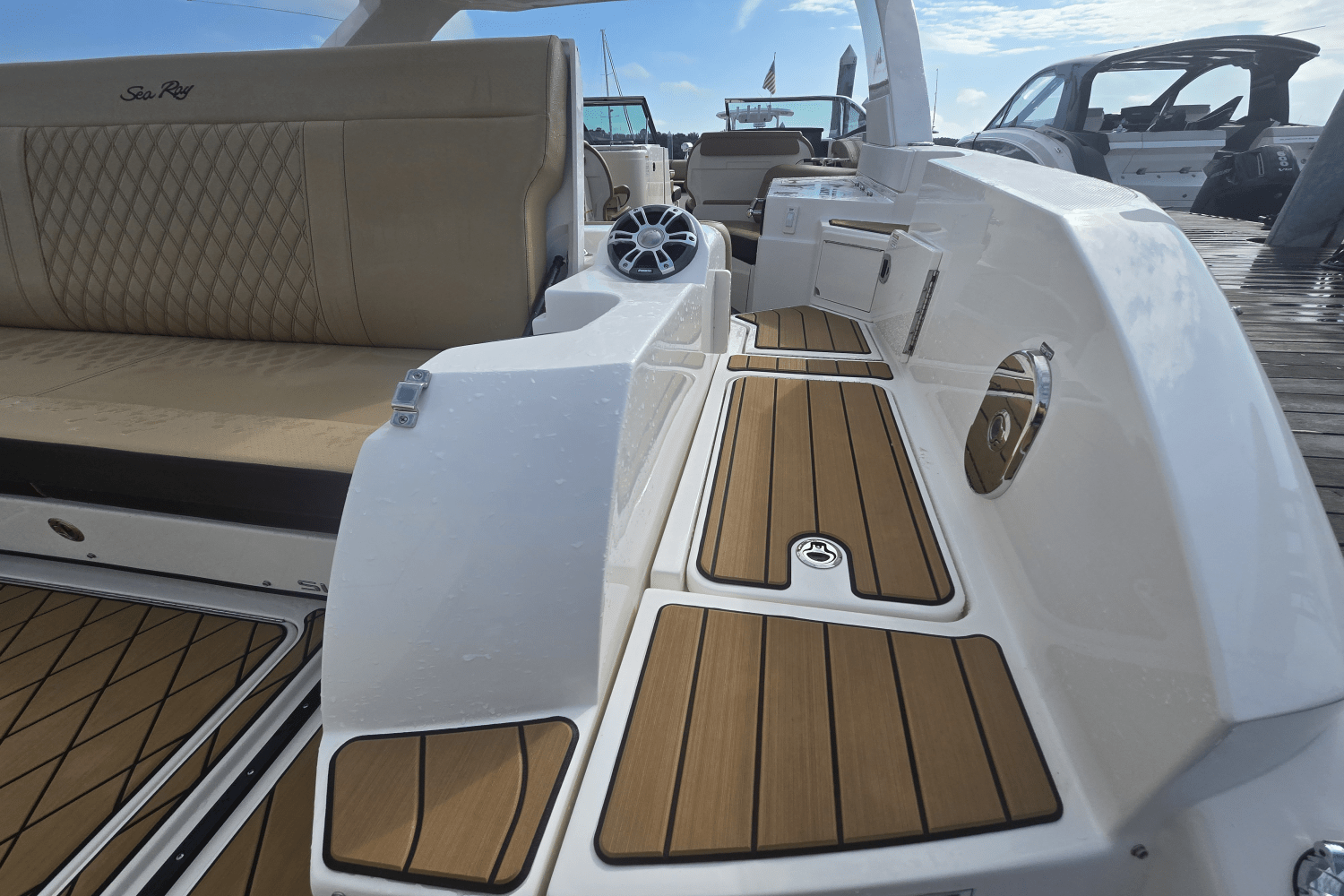 2025 Sea Ray SLX 350 Outboard Image Thumbnail #8