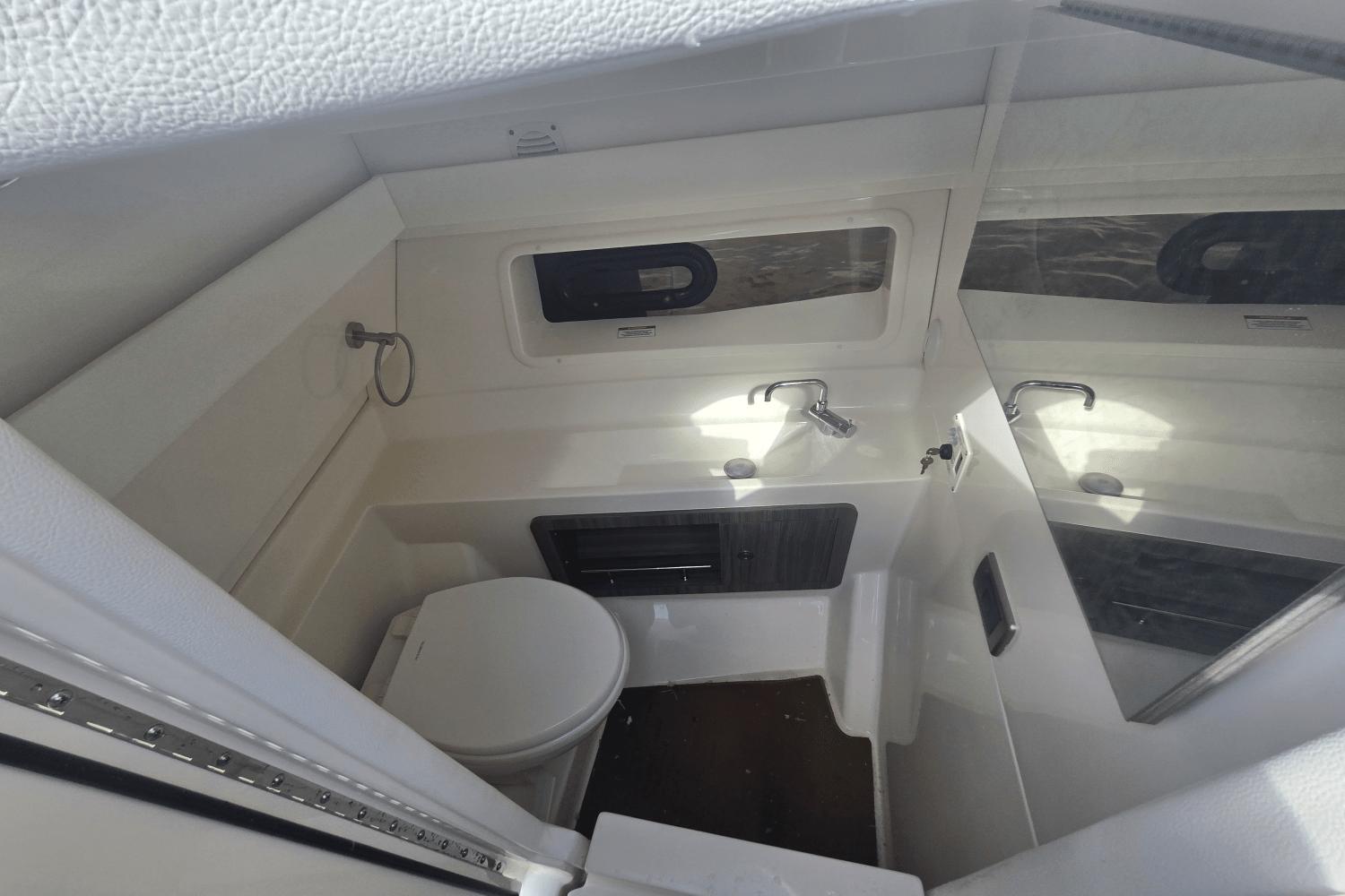 2025 Sea Ray SLX 350 Outboard Image Thumbnail #33