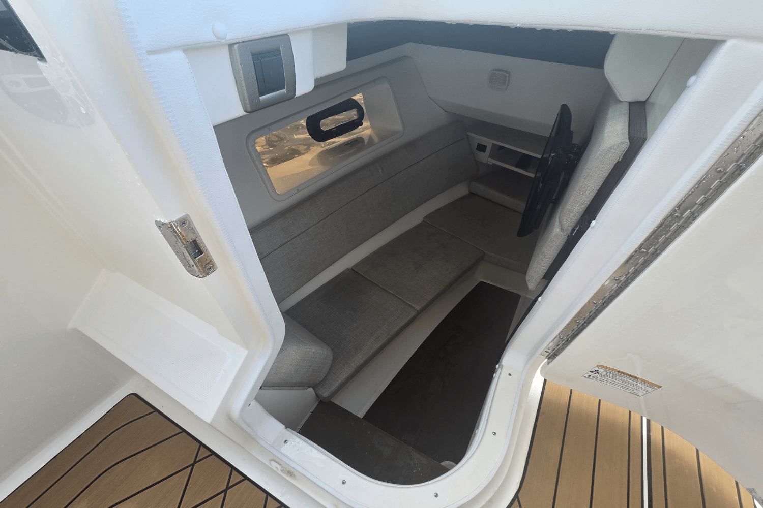 2025 Sea Ray SLX 350 Outboard Image Thumbnail #37