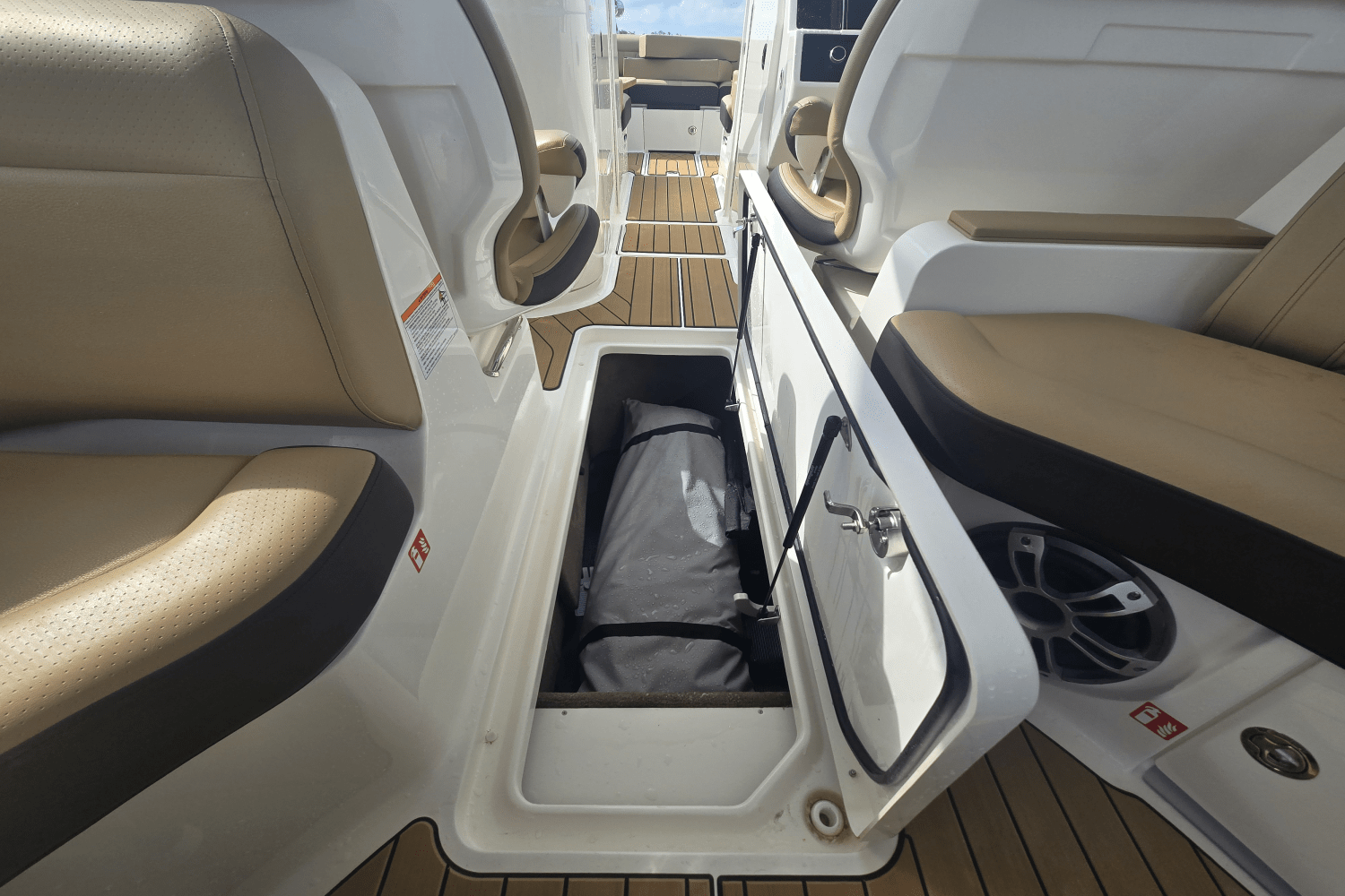 2025 Sea Ray SLX 350 Outboard Image Thumbnail #24