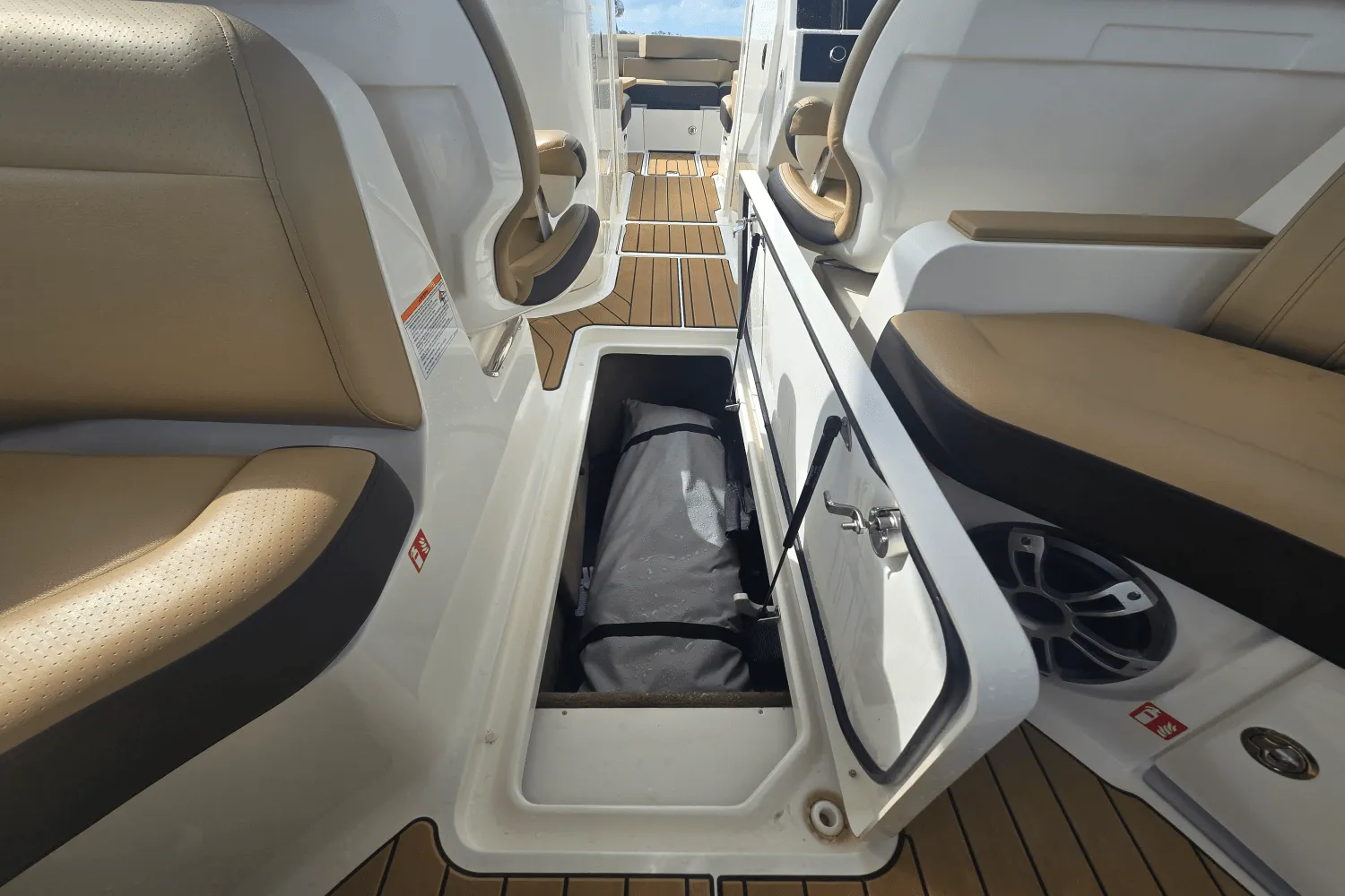 2025 Sea Ray SLX 350 Outboard Image Thumbnail #23