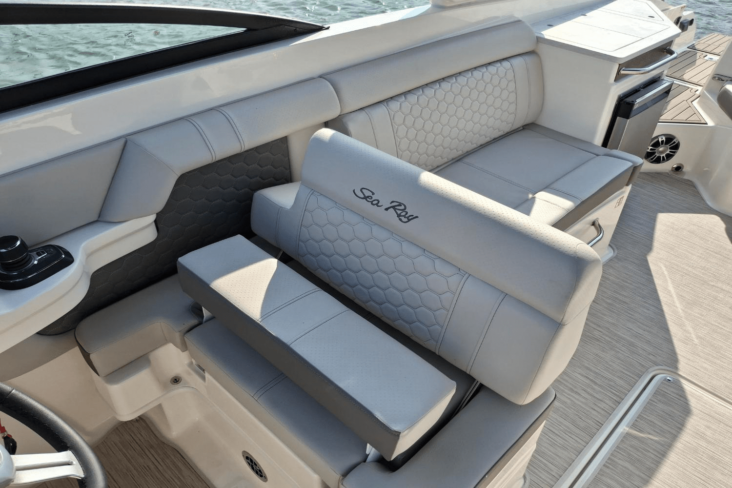 2025 Sea Ray SDX 290 Outboard Image Thumbnail #19