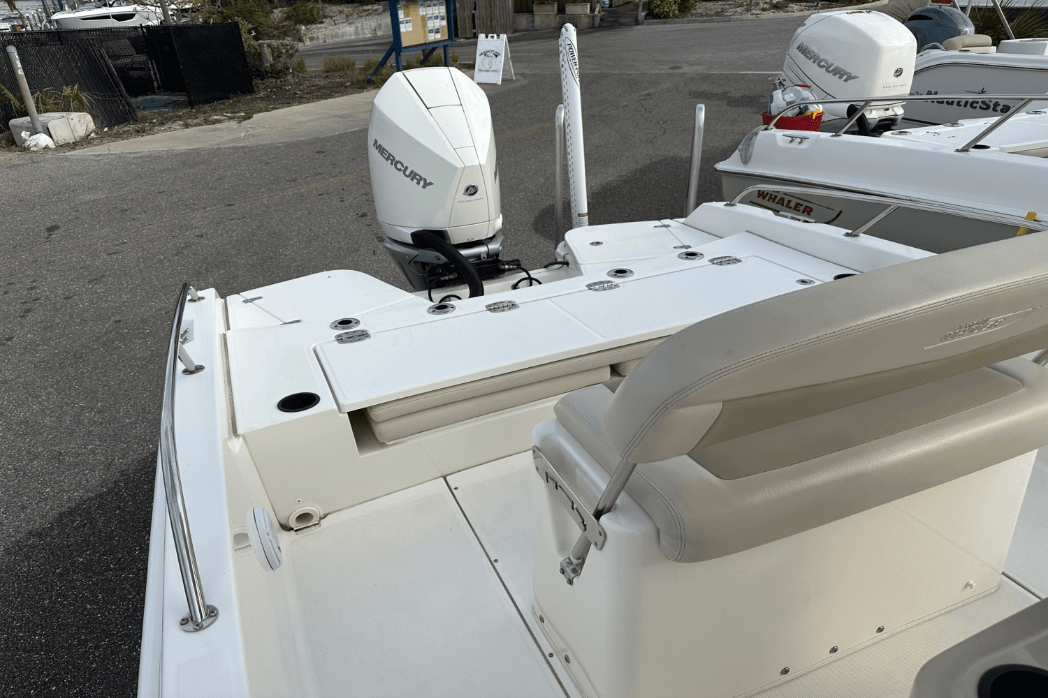 2019 Boston Whaler 240 DAUNTLESS Image Thumbnail #17