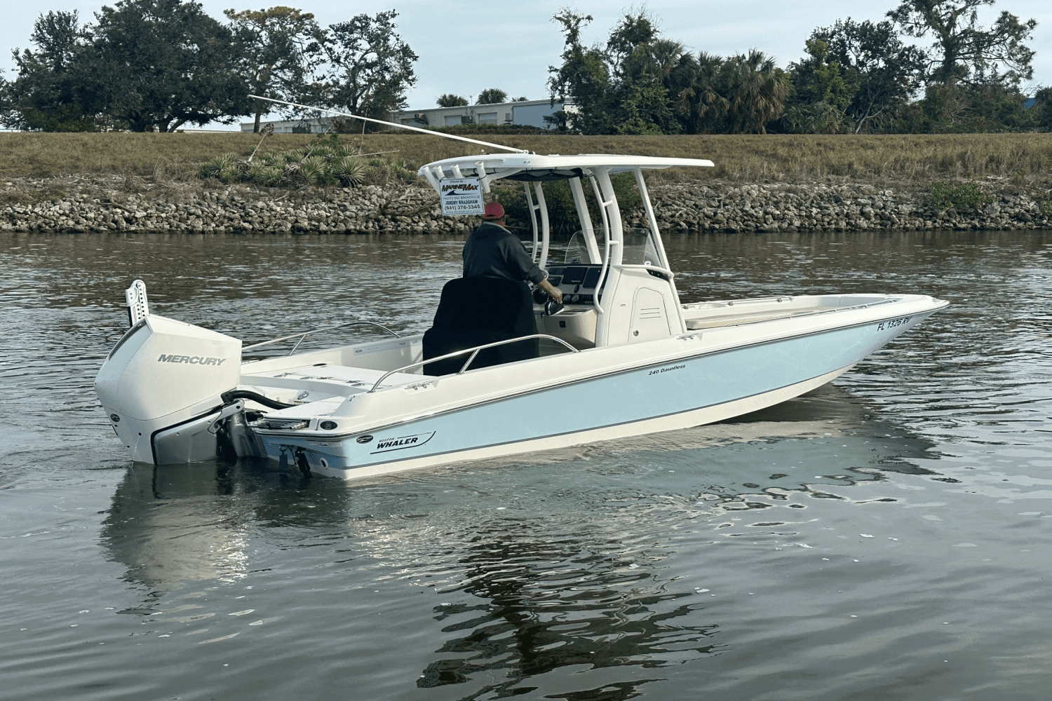 2019 Boston Whaler 240 DAUNTLESS Image Thumbnail #8