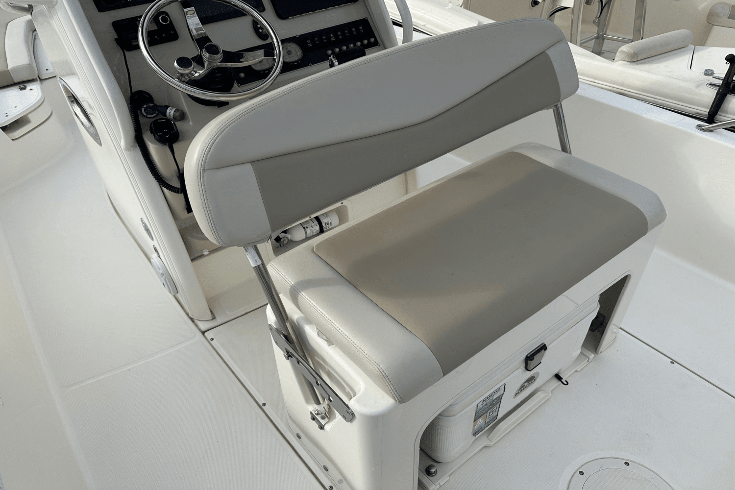 2019 Boston Whaler 240 DAUNTLESS Image Thumbnail #23