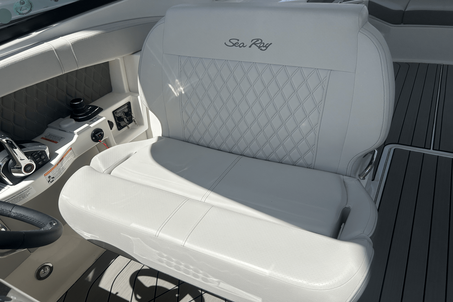 2025 Sea Ray SLX 350 Outboard Image Thumbnail #9