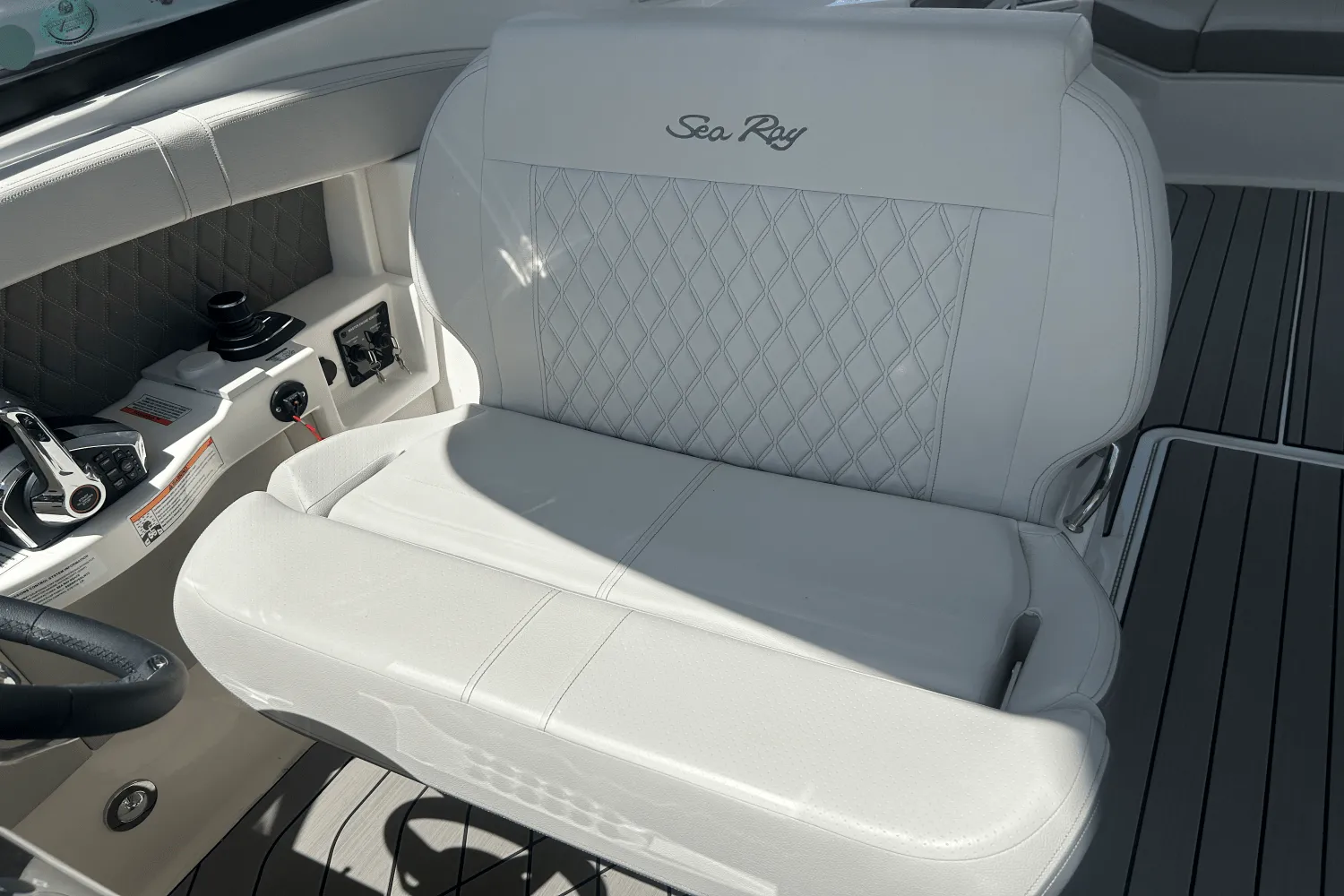2025 Sea Ray SLX 350 Outboard Image Thumbnail #9