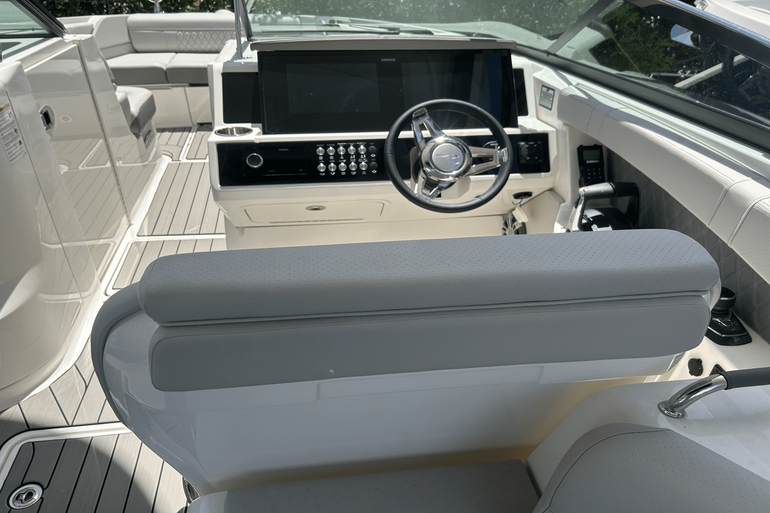 2025 Sea Ray SLX 350 Outboard Image Thumbnail #6