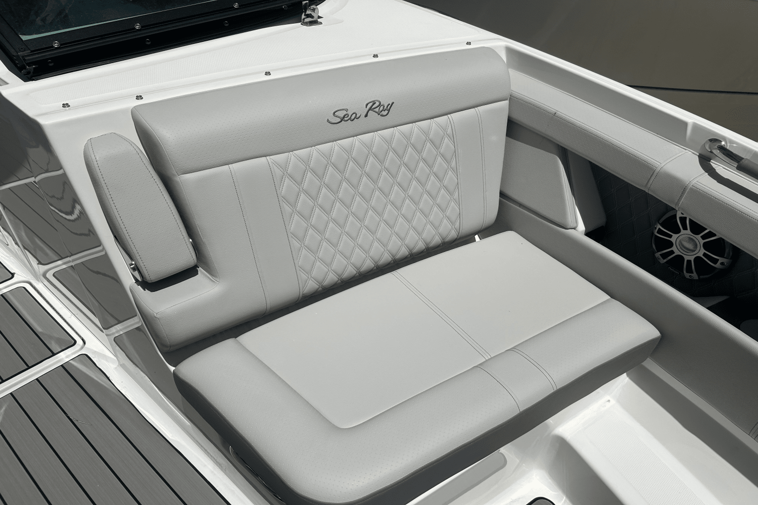 2025 Sea Ray SLX 350 Outboard Image Thumbnail #11