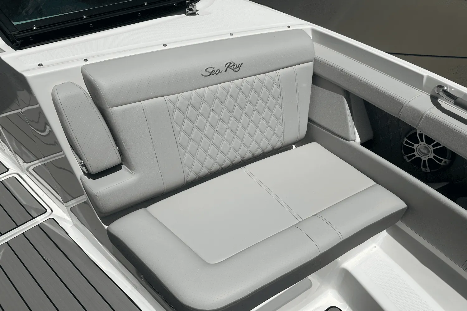 2025 Sea Ray SLX 350 Outboard Image Thumbnail #11