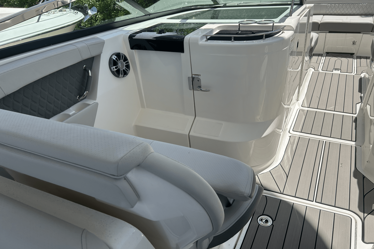 2025 Sea Ray SLX 350 Outboard Image Thumbnail #5