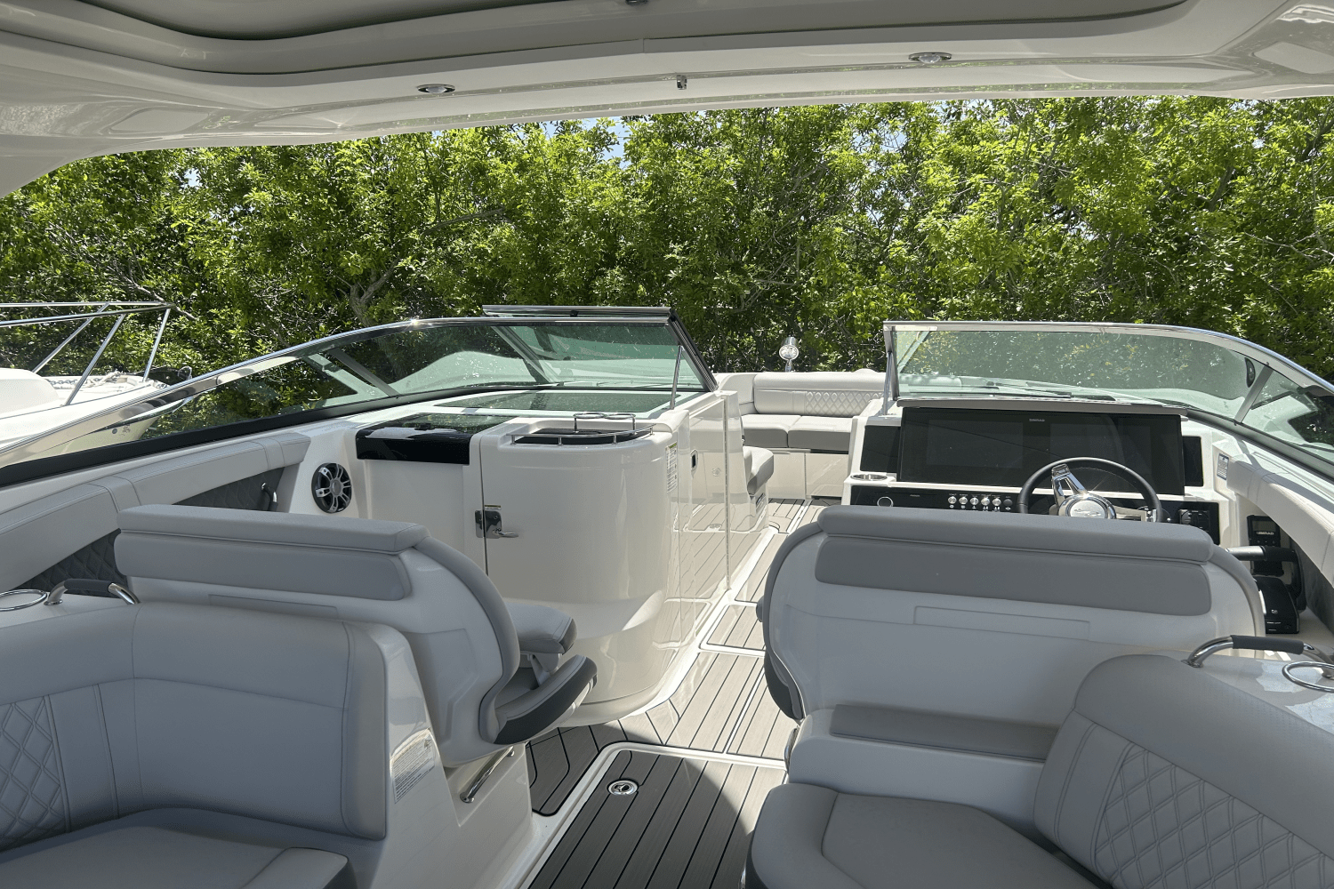 2025 Sea Ray SLX 350 Outboard Image Thumbnail #2