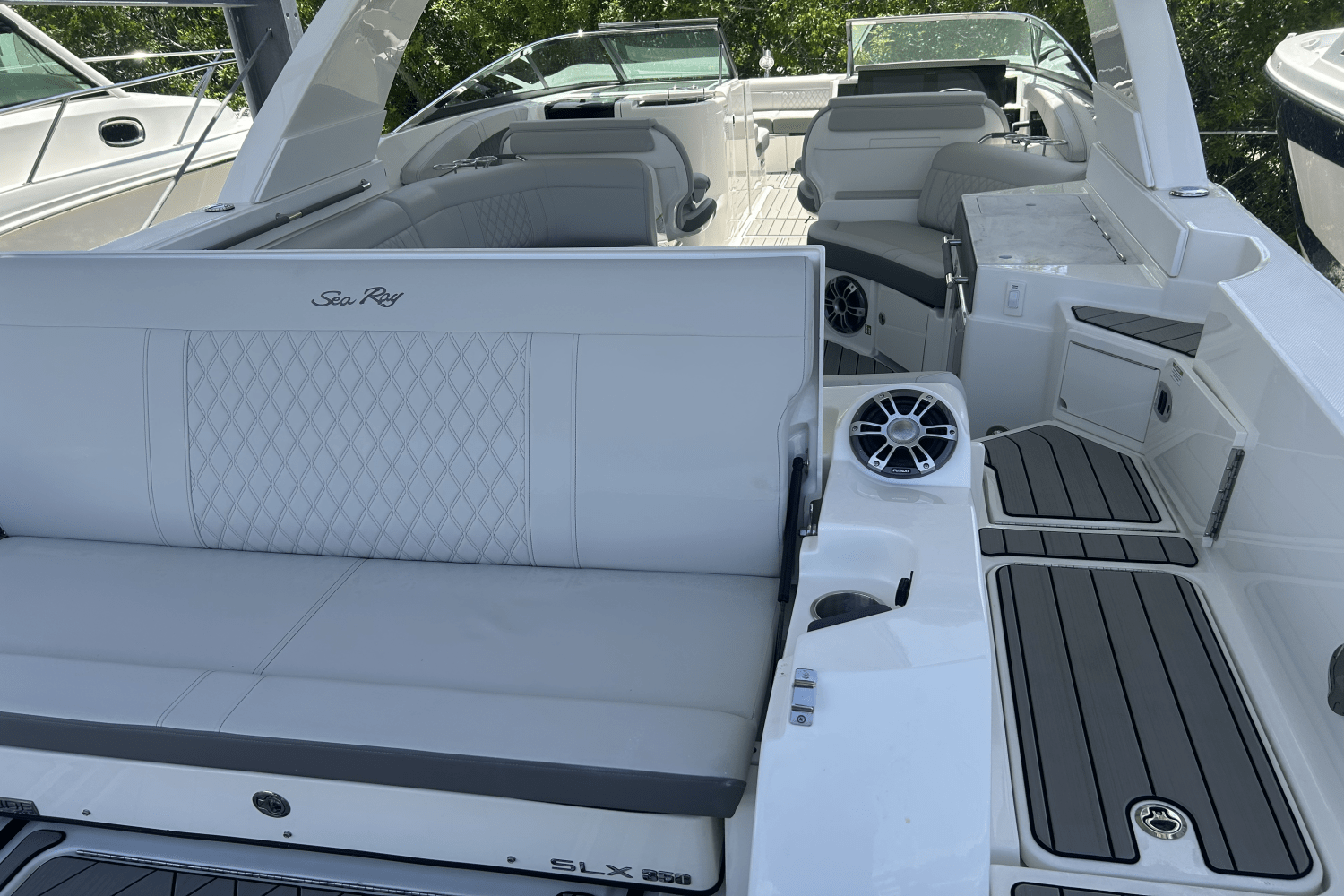 2025 Sea Ray SLX 350 Outboard Image Thumbnail #3