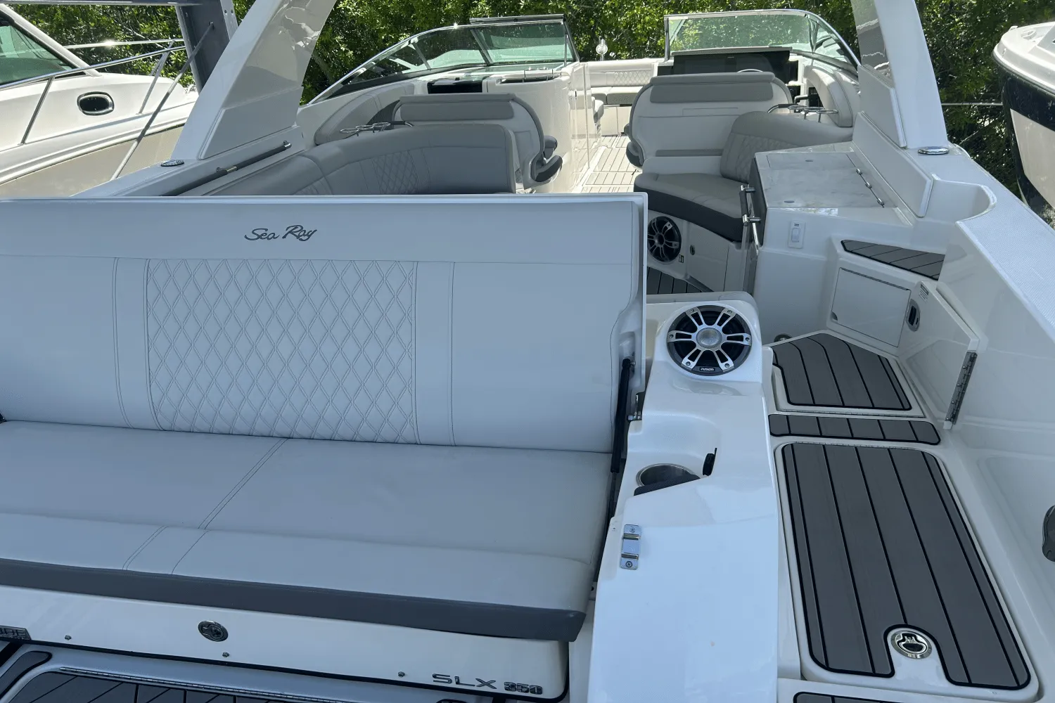 2025 Sea Ray SLX 350 Outboard Image Thumbnail #3