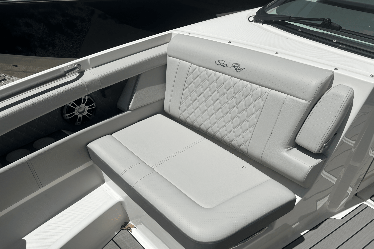 2025 Sea Ray SLX 350 Outboard Image Thumbnail #12