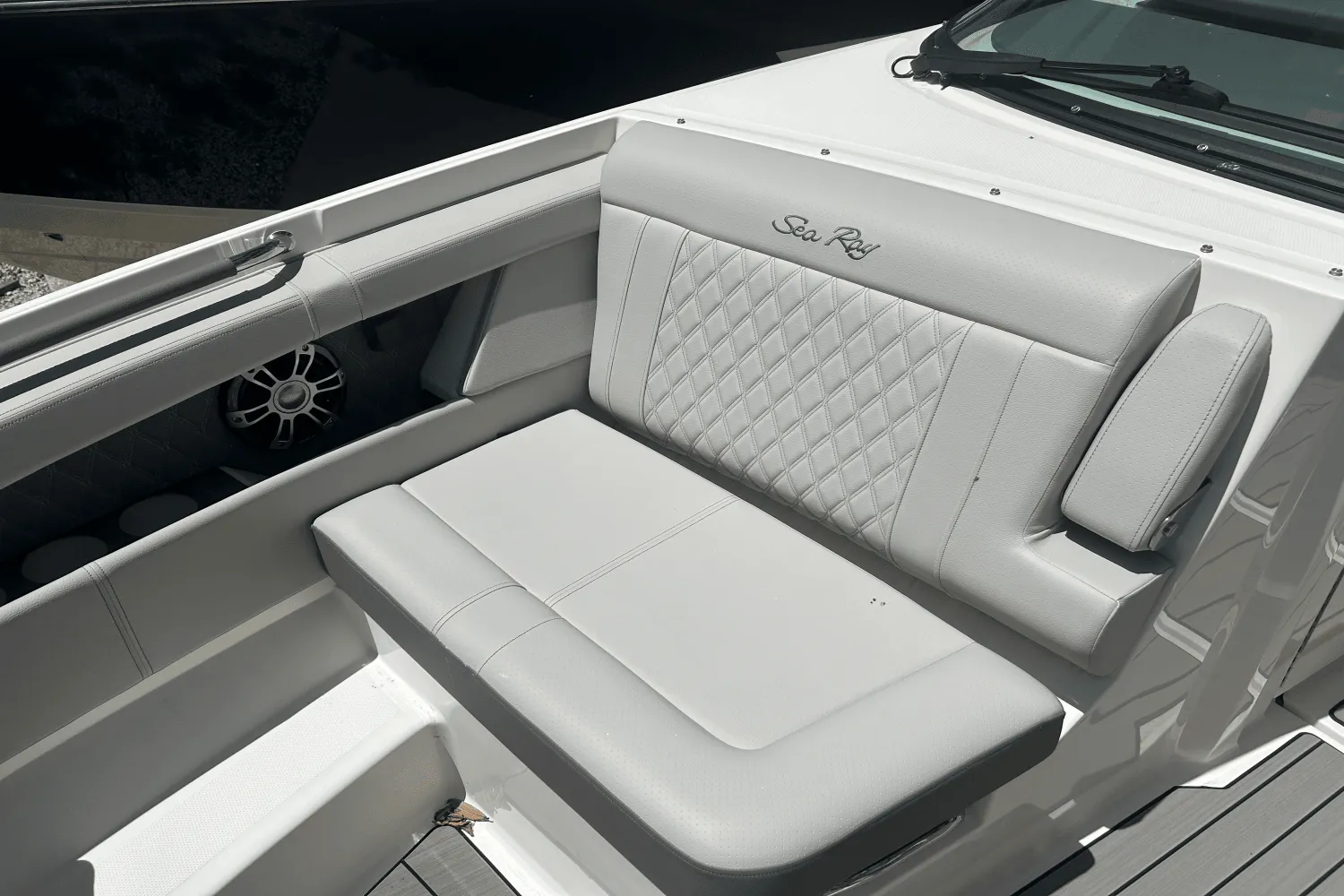 2025 Sea Ray SLX 350 Outboard Image Thumbnail #12
