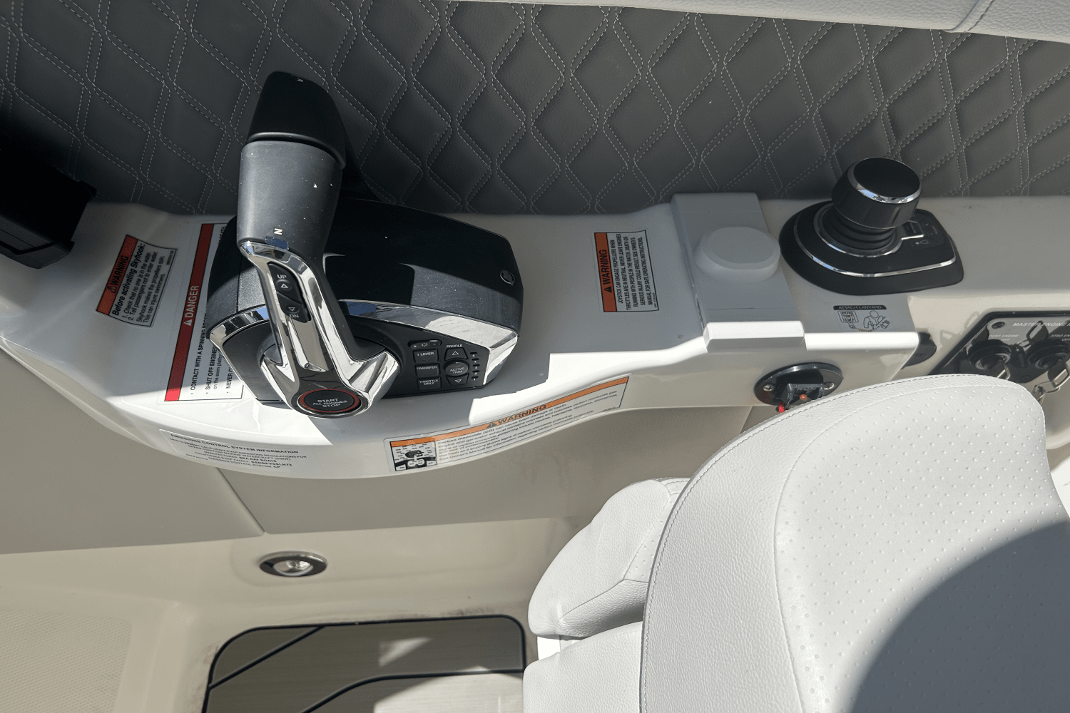 2025 Sea Ray SLX 350 Outboard Image Thumbnail #7