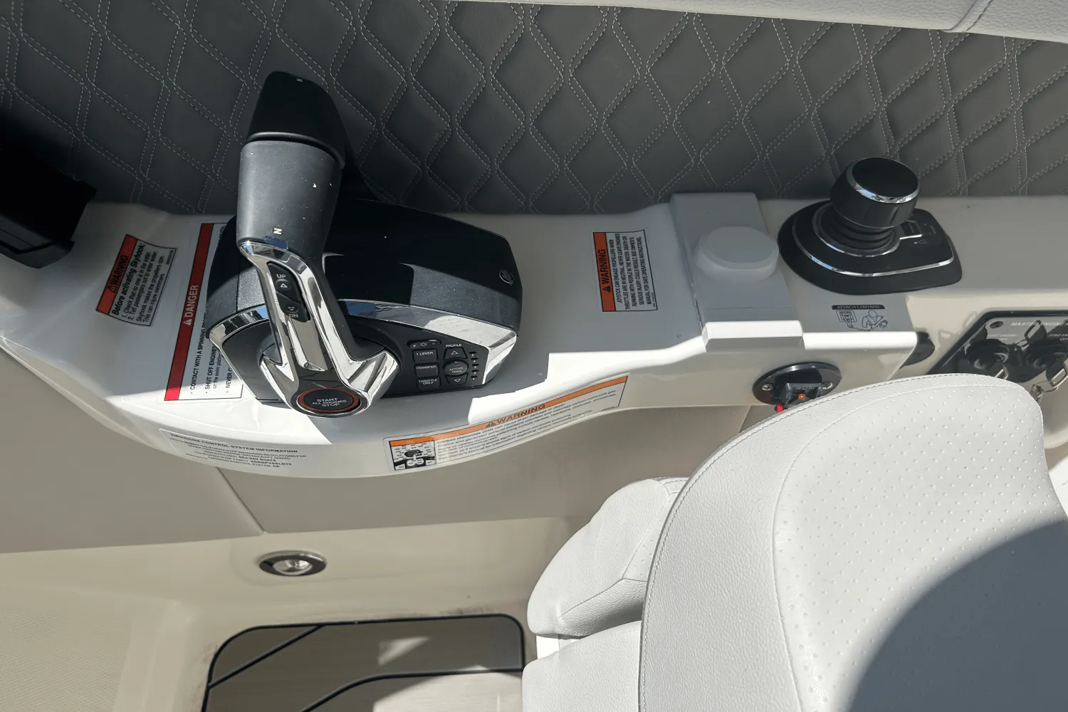 2025 Sea Ray SLX 350 Outboard Image Thumbnail #7