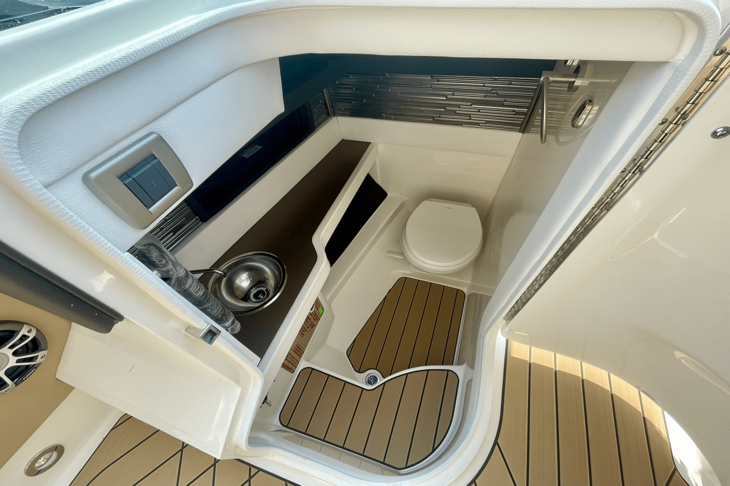 2025 Sea Ray SLX 310 Outboard Image Thumbnail #27