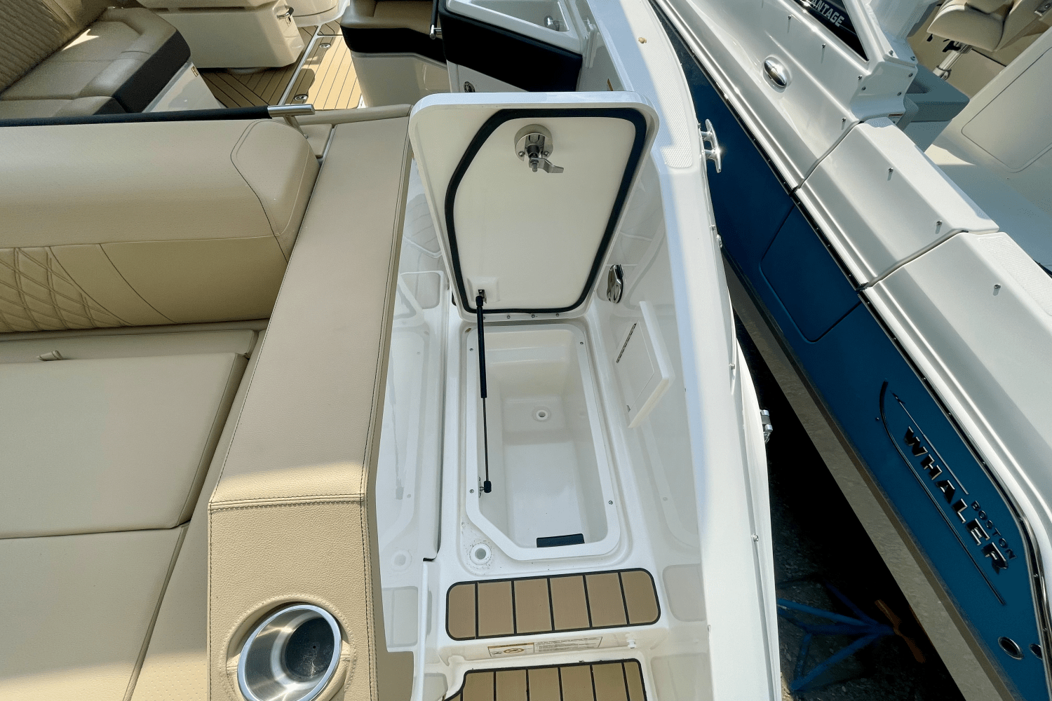2025 Sea Ray SLX 310 Outboard Image Thumbnail #8