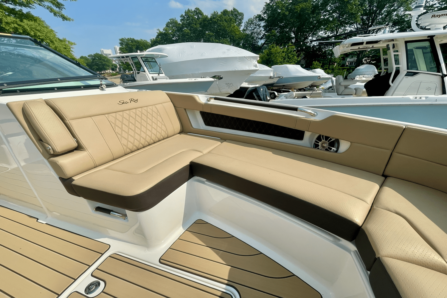 2025 Sea Ray SLX 310 Outboard Image Thumbnail #31