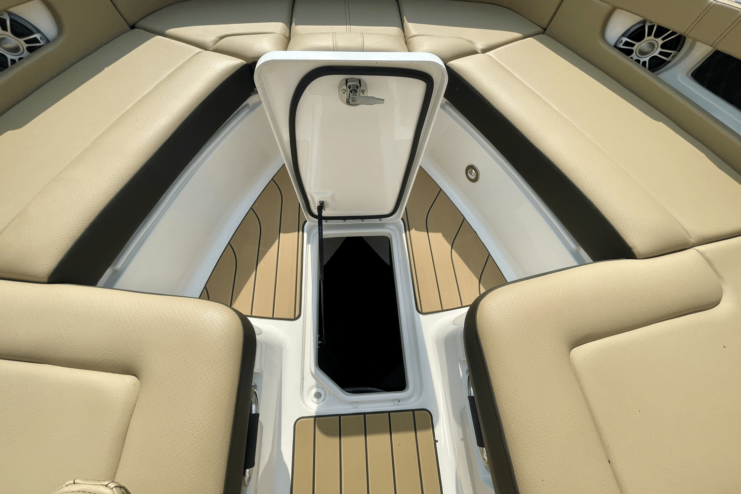 2025 Sea Ray SLX 310 Outboard Image Thumbnail #33