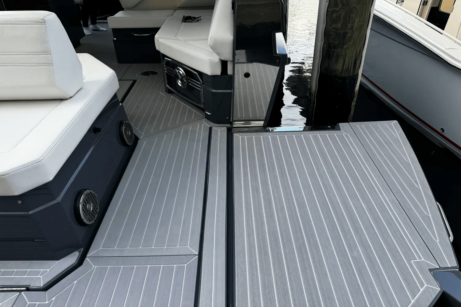 2023 Cruisers Yachts 38 GLS OB Image Thumbnail #23