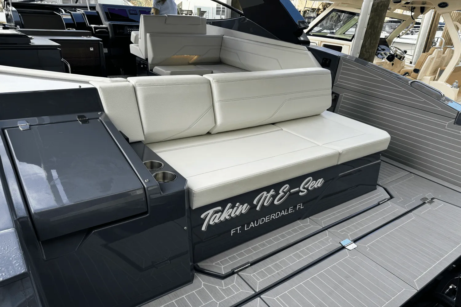 2023 Cruisers Yachts 38 GLS OB Image Thumbnail #7