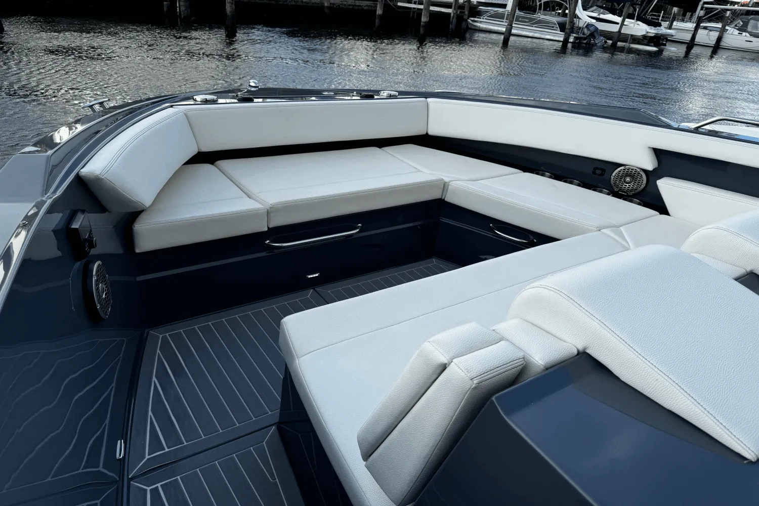 2023 Cruisers Yachts 38 GLS OB Image Thumbnail #3