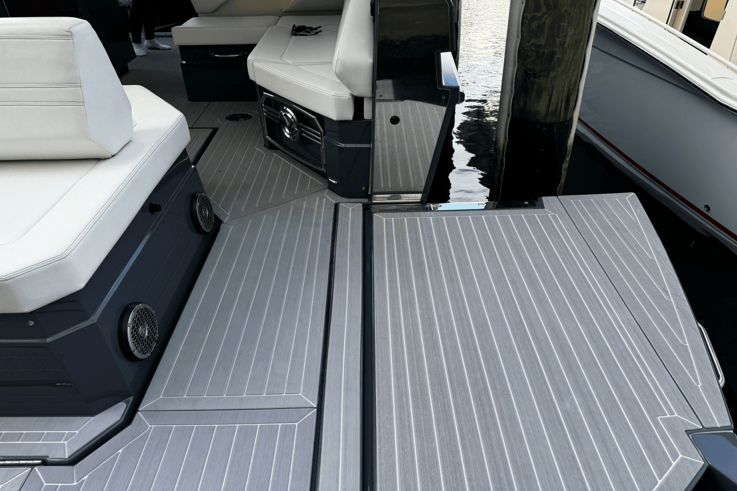 2023 Cruisers Yachts 38 GLS OB Image Thumbnail #30