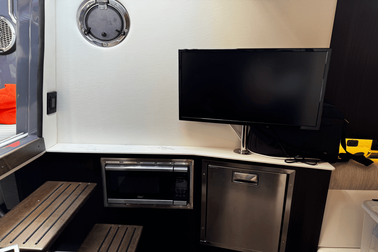 2023 Cruisers Yachts 38 GLS OB Image Thumbnail #47