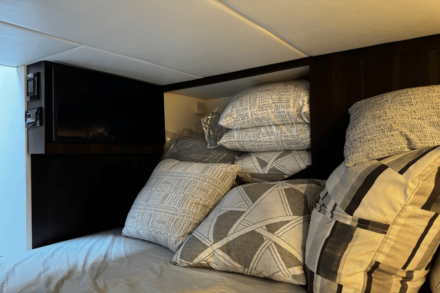 2023 Cruisers Yachts 38 GLS OB Image Thumbnail #46