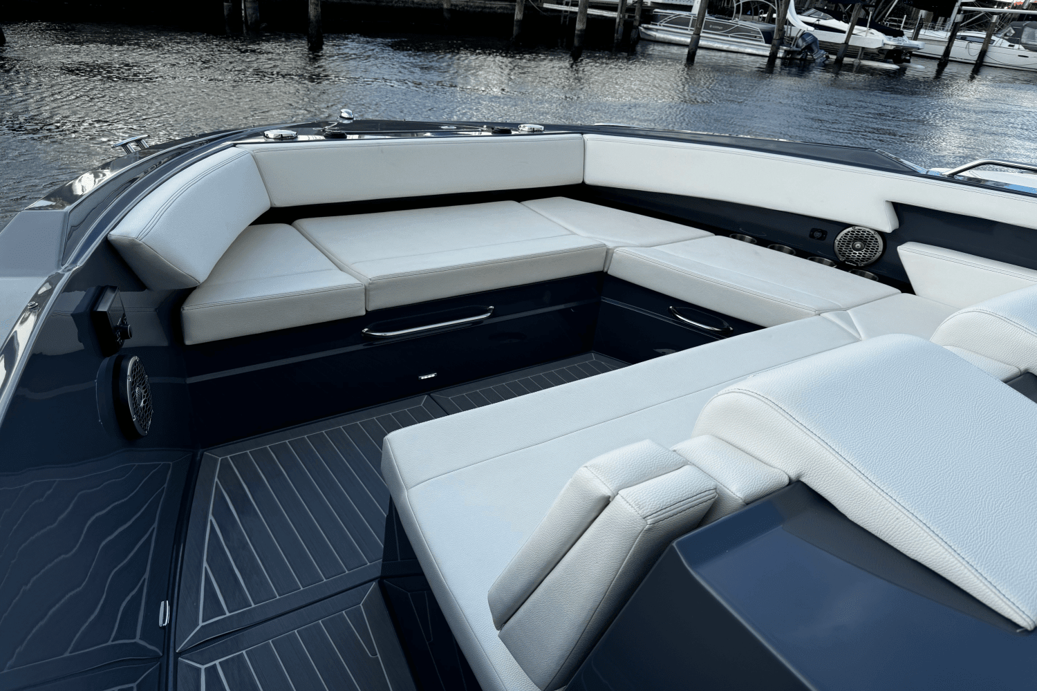 2023 Cruisers Yachts 38 GLS OB Image Thumbnail #9