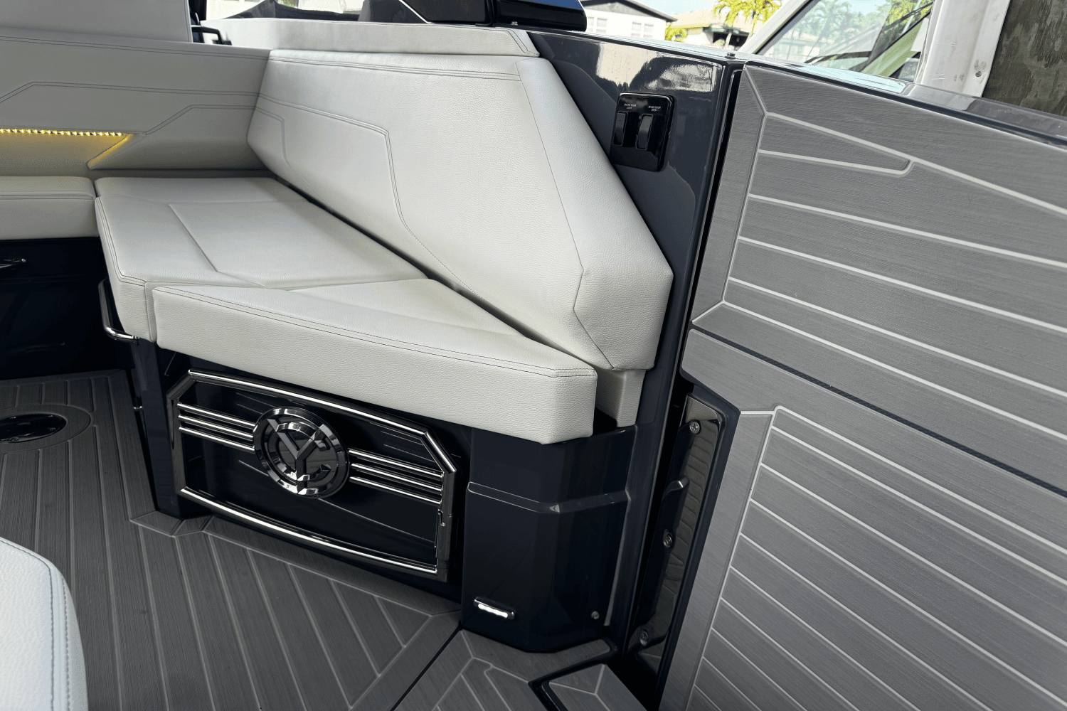 2023 Cruisers Yachts 38 GLS OB Image Thumbnail #25