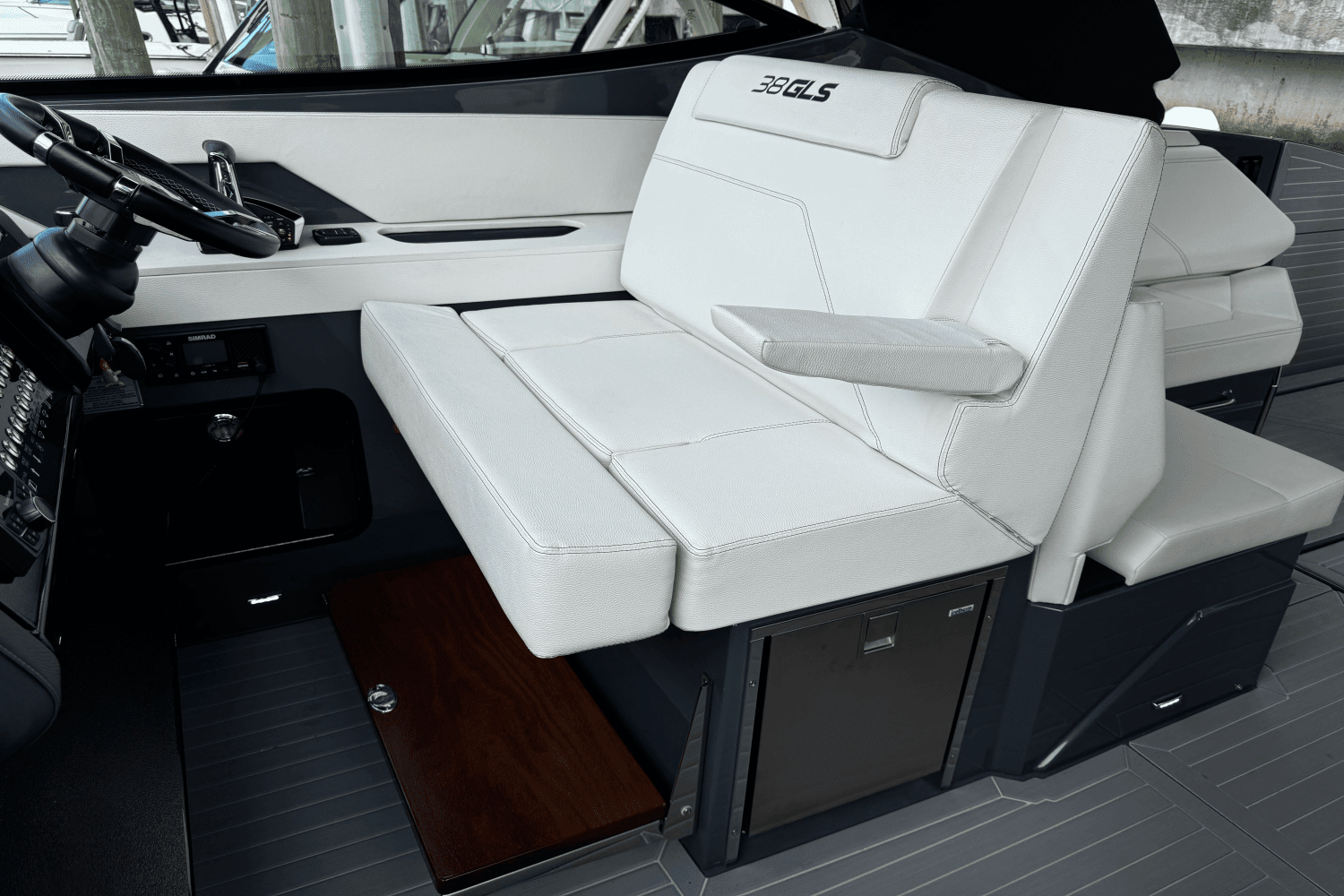 2023 Cruisers Yachts 38 GLS OB Image Thumbnail #15
