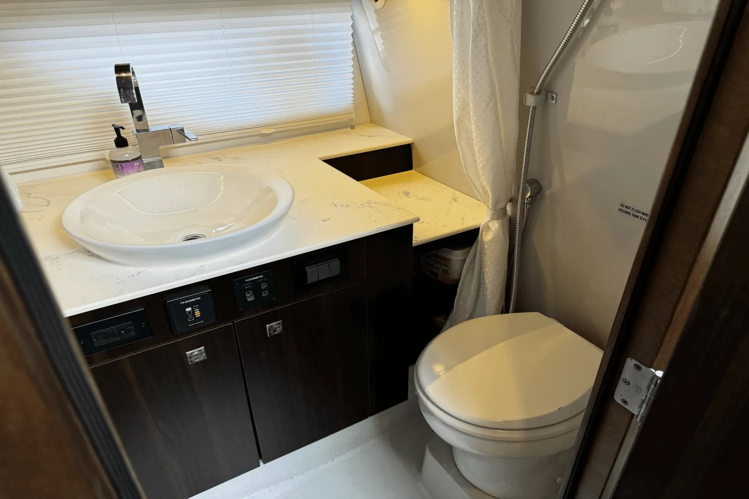 2023 Cruisers Yachts 38 GLS OB Image Thumbnail #36