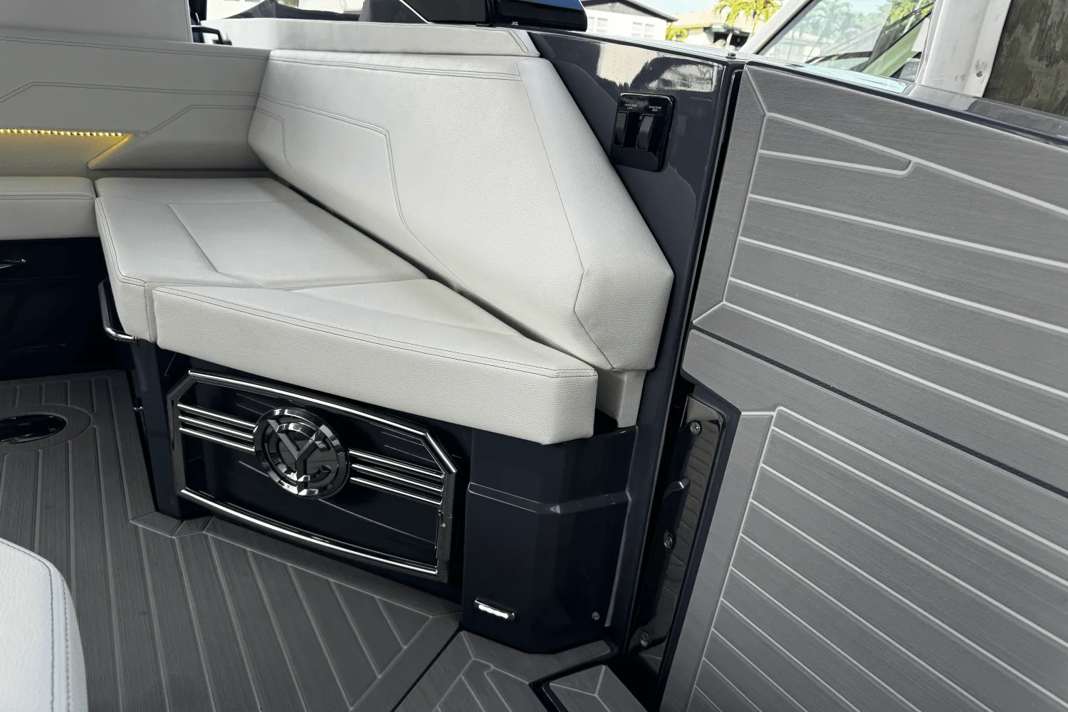 2023 Cruisers Yachts 38 GLS OB Image Thumbnail #19