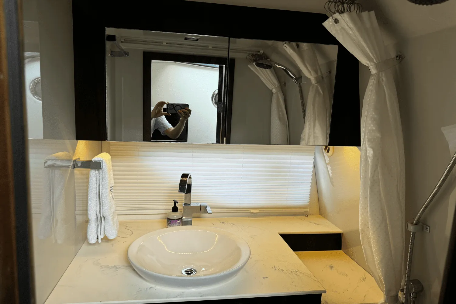 2023 Cruisers Yachts 38 GLS OB Image Thumbnail #35