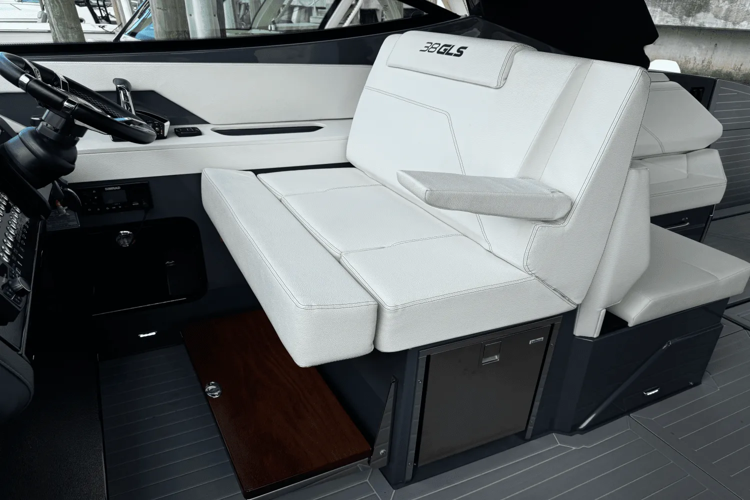 2023 Cruisers Yachts 38 GLS OB Image Thumbnail #9