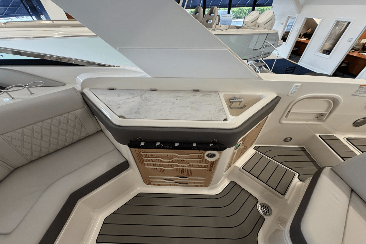 2025 Sea Ray SLX 310 Outboard Image Thumbnail #19