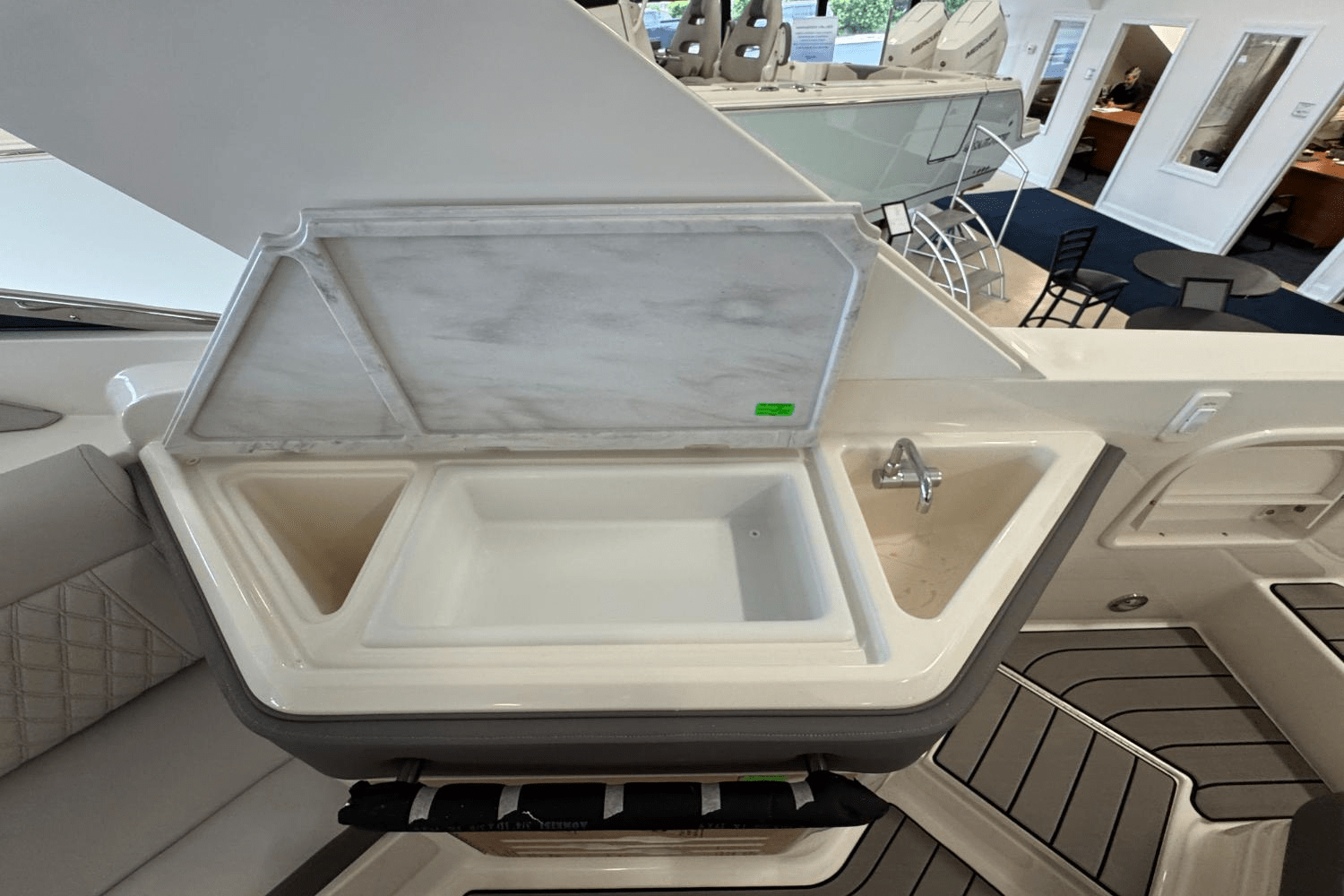 2025 Sea Ray SLX 310 Outboard Image Thumbnail #20