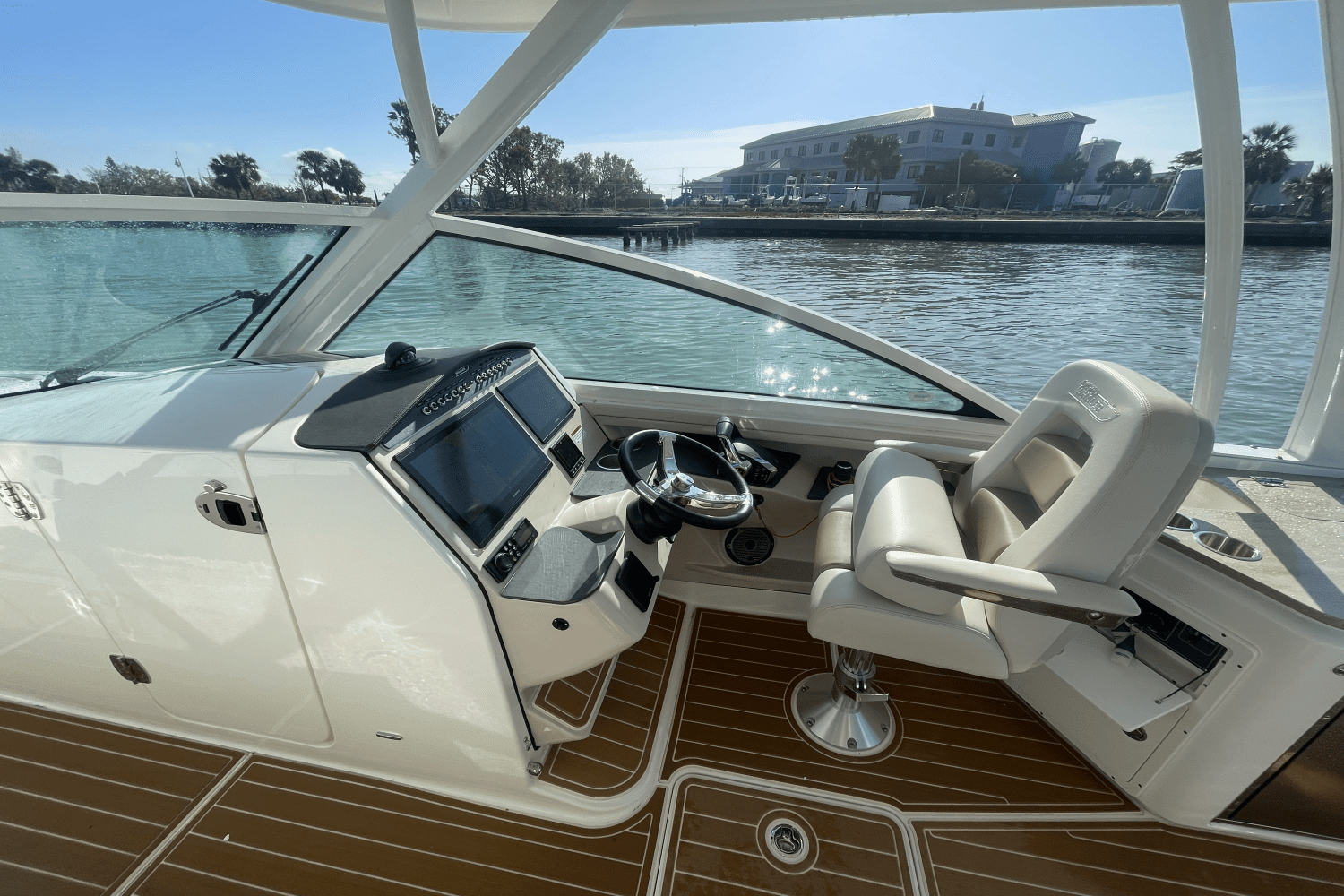 2022 Boston Whaler 320 VANTAGE Image Thumbnail #15